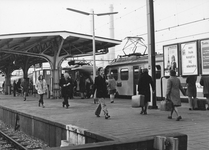 171345 Gezicht op het perron van het N.S.-station Heerlen te Heerlen.